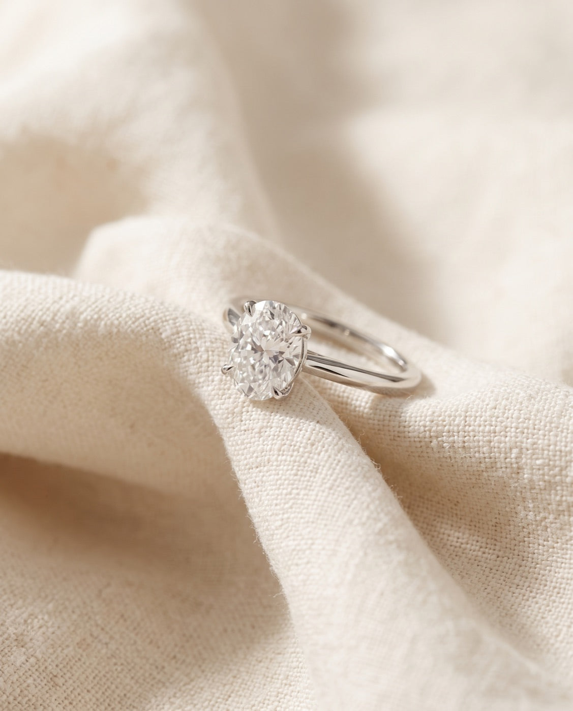 Ring in 14K witgoud met een ovale lab-diamant op linnen